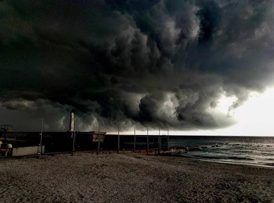 грозовые тучи проливные дожди манга. пейзаж перед грозой. ураган панорама. грозовые тучи проливные дожди 53 глава. чёрные тучи грозовые.