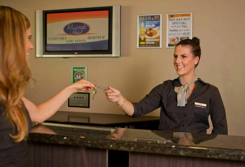 Checkout hotel. Check in отель. Гости в гостинице. Check out отель. Checkout hotel.