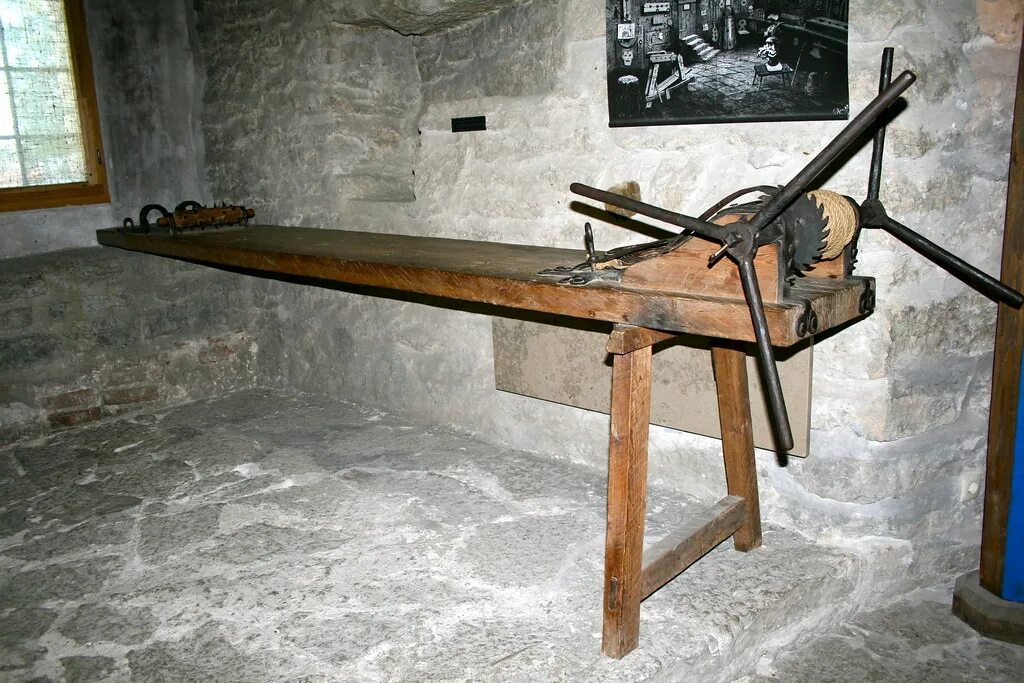 Средневековые орудия пыток дыба. Поставить на дыбу. Поставить на дыбу. Поставить на дыбу. Дыба ложе орудие пыток.