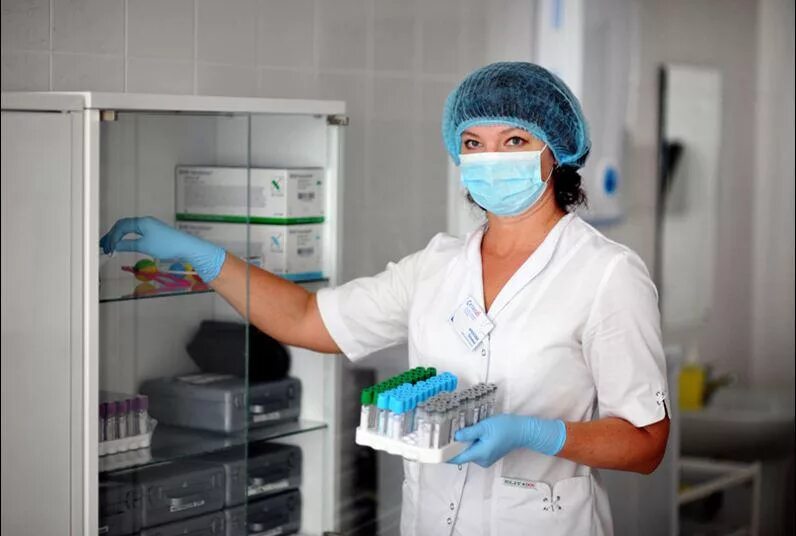 лаборатория исследования. контроль качества. препарат лаборанта. лаборант в лаборатории. одежда лаборанта в лаборатории.