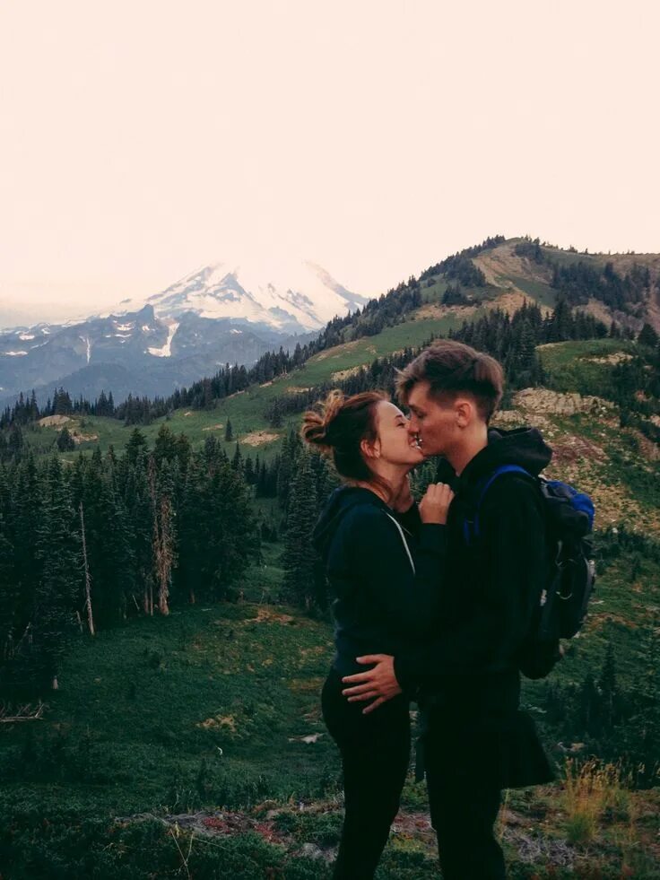 Adventures couples. Парень с девушкой в горах. Парочка в горах. Влюбленная пара в горах. Поцелуй в горах.