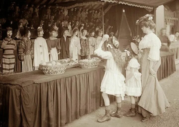 Развлечение рассказы. Развлечение истории. Париж 1910 год. Девочка 1910 год. Зрители в театре 19 век.