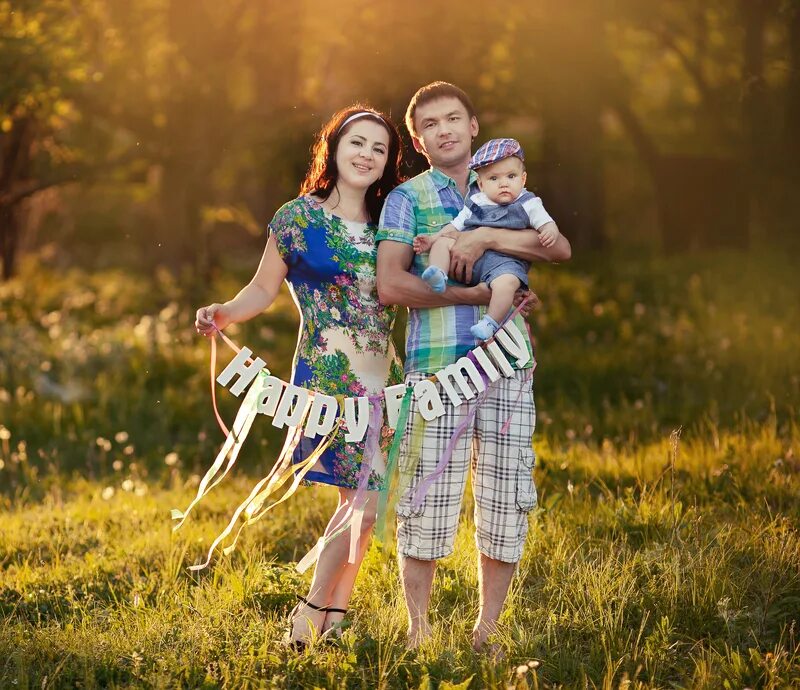 Семейная фотосессия на природе. Идеи семейных фото на природе. Сепейнке фотосессии. Летняя фотосессия на природе семьей. Семейная фотосессия с младенцем на природе.