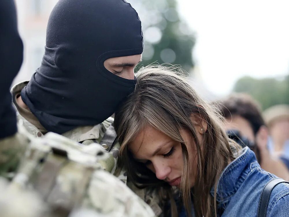 Спецназовец с девочкой. Любовь спецназа. Девушка и парень спецназовец любовь. Спецназ и любовь. Спецназовец с девочкой.