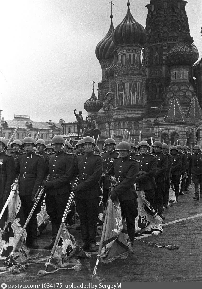 Первый парад победы. Парад Победы на красной площади 1945. Парад Победы 24 июня 1945 года на красной площади в Москве. Мавзолей Ленина парад Победы 1945. Красная площадь Москва парад Победы 1945.