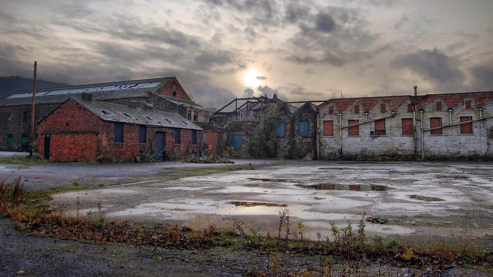 Brownfield. Браунфилд. Derelict Warehouse. Индустриальный парк Гринфилд и Браунфилд. Brownfield месторождение.