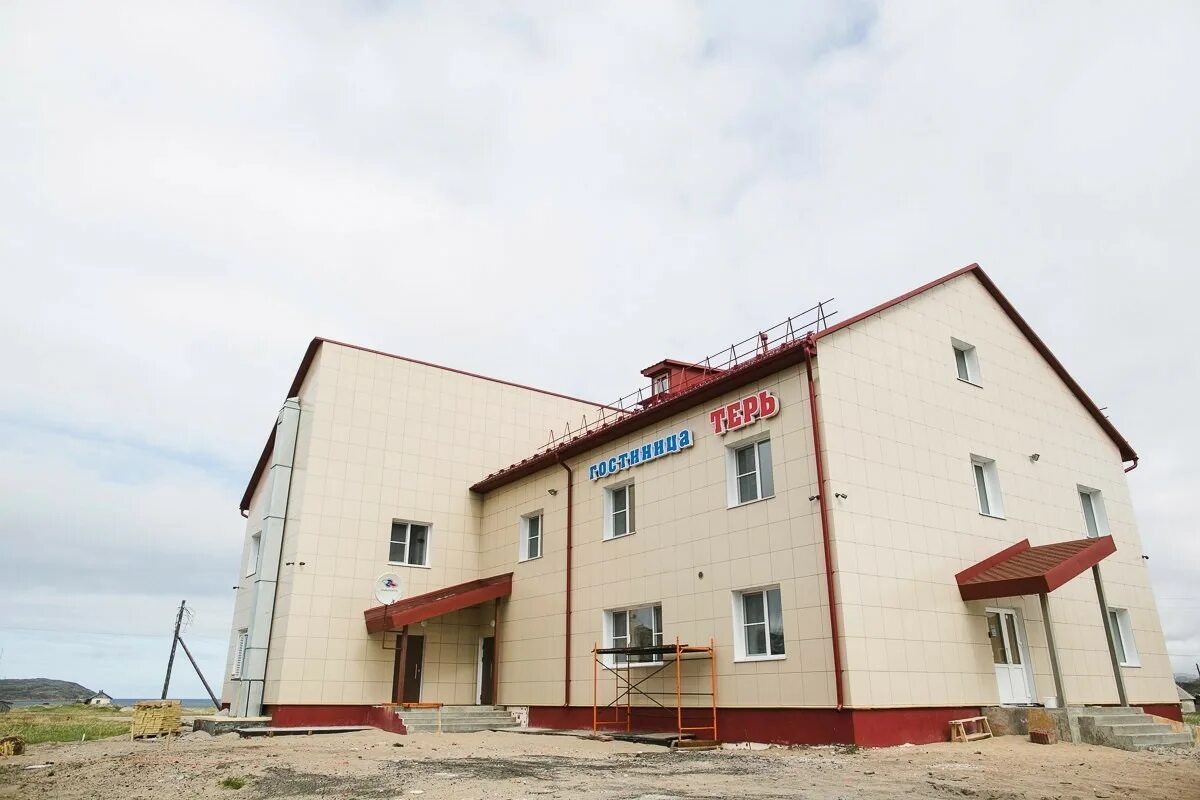 Териберка гостиница. Дом культуры териберка. Териберка мурманская область гостиница. Ковчег 51 отель териберка. Сияние севера териберка отель.