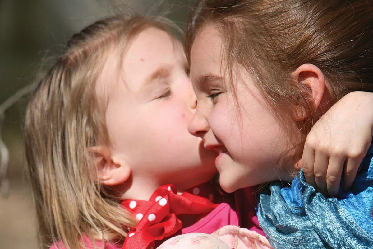 Lick sister. Мать дочь взасос. Lick sister. Мом tongue. Lick sister.
