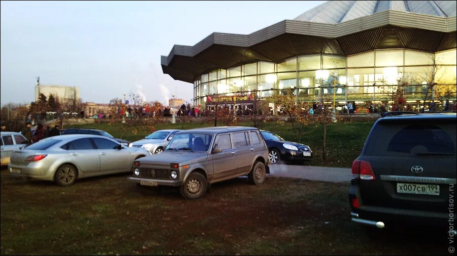 стоянка у цирка на вернадского. парковка возле цирка в новосибирске. стоянка около цирка екатеринбург. парковка около цирка. парковка у большого цирка на вернадского.