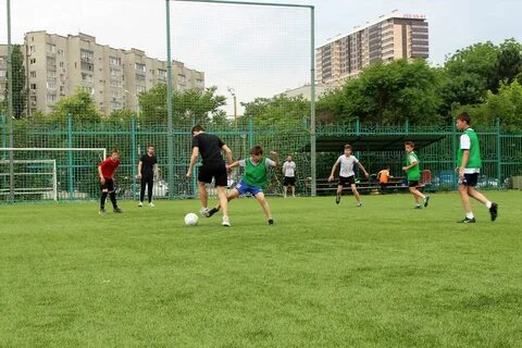 Футбол играют во дворе