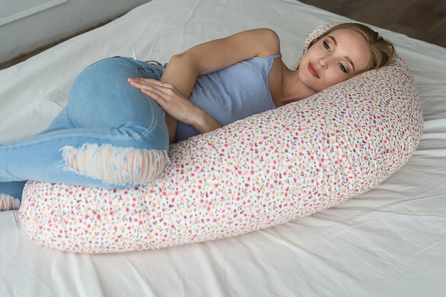 Какие подушки мягче. Подушка для беременных. Подушка сон. Подушка для беременных для сна. Длинная подушка для беременных.