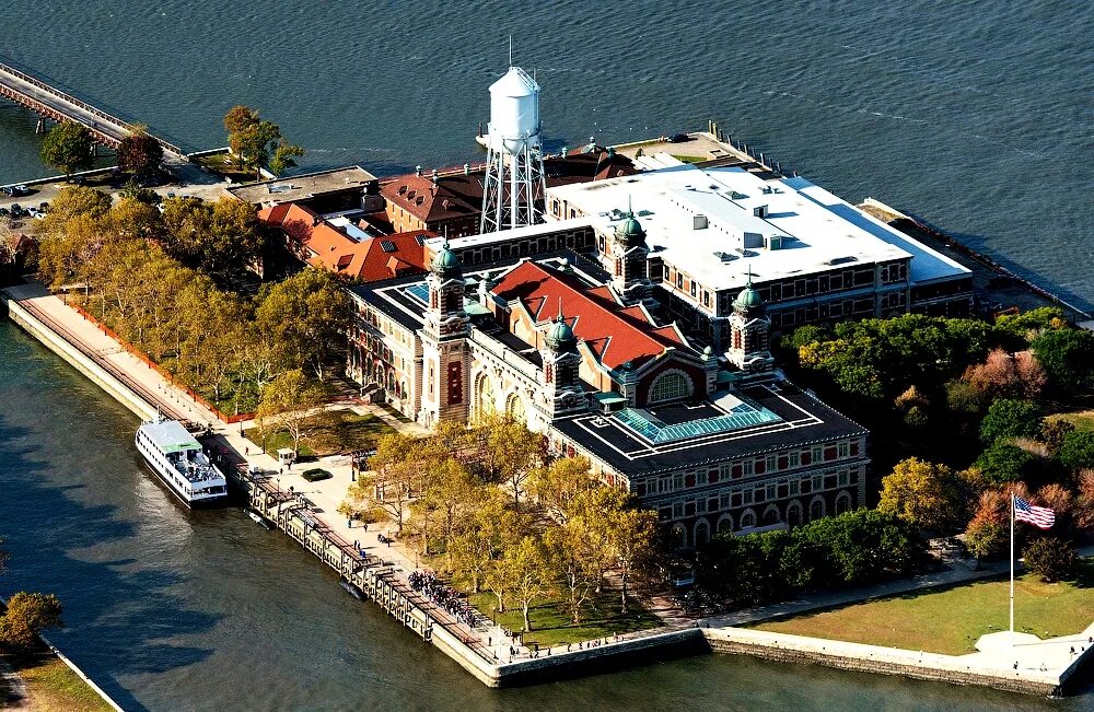 Ellis island. Эллис в Нью Йорке. Остров Эллис-Айленд. Остров Эллис США. Остров Эллис Нью-Йорк США фото.