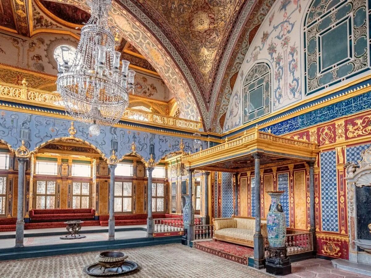Где жили султаны. Дворец Топкапы в Стамбуле. Дворец Топкапы в Стамбуле Тронный зал. Дворец Топкапы в Стамбуле золотой путь.