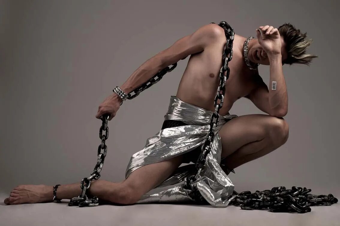 дочь врага для темного юлианна орлова. рабские цепи. мужчина с плетью. цепь. привязанность к вещам.