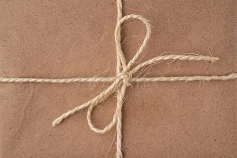 Мне полагалось укладывать книги перевязывая их бечевкой