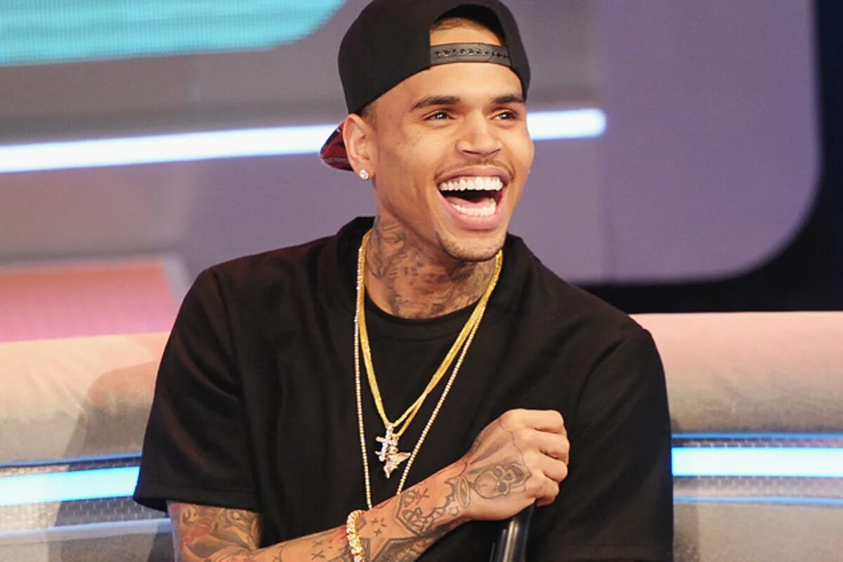 Chris brown love. Chris Brown улыбается.