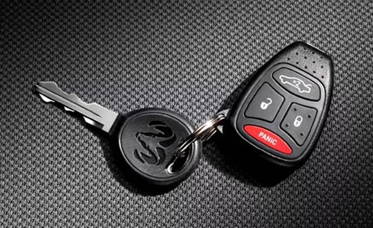 Где можно найти ключ от машины. Автоключи от dodge. dodge challenger ключ зажигания. ключ dodge challenger. ключи от машины.