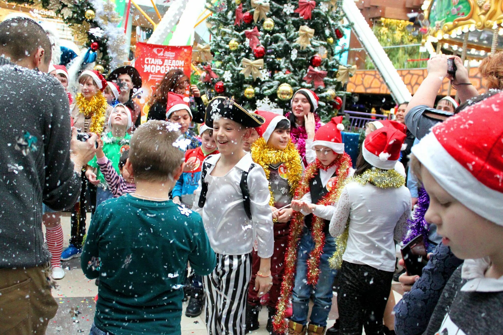 События новый год москва. Новогодняя елка праздник для детей. Новогодние развлечения для детей. Празднование нового года. Новогодние развлекательные мероприятия.