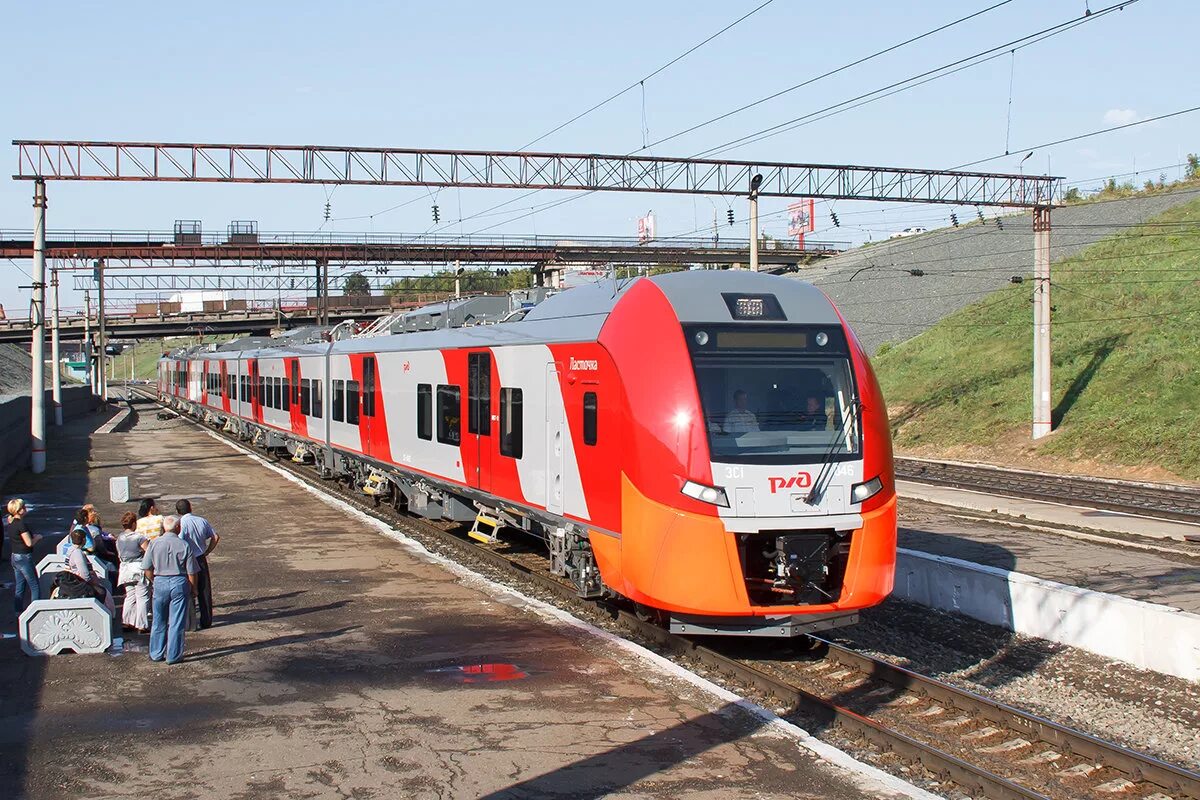 Эр9 барнаул. Пригородный поезд барнаул ребриха. Фирменный поезд барнаул москва алтай вагон св. Электричка осень ласточка. Поезд до алтая.