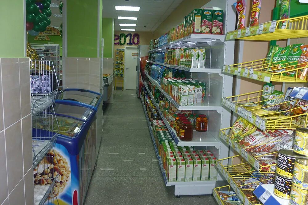 Под прод. Полки для продуктового магазина. Стеллажи для продуктового магазина. Торговые полки для магазина. Стеллаж магазинный.