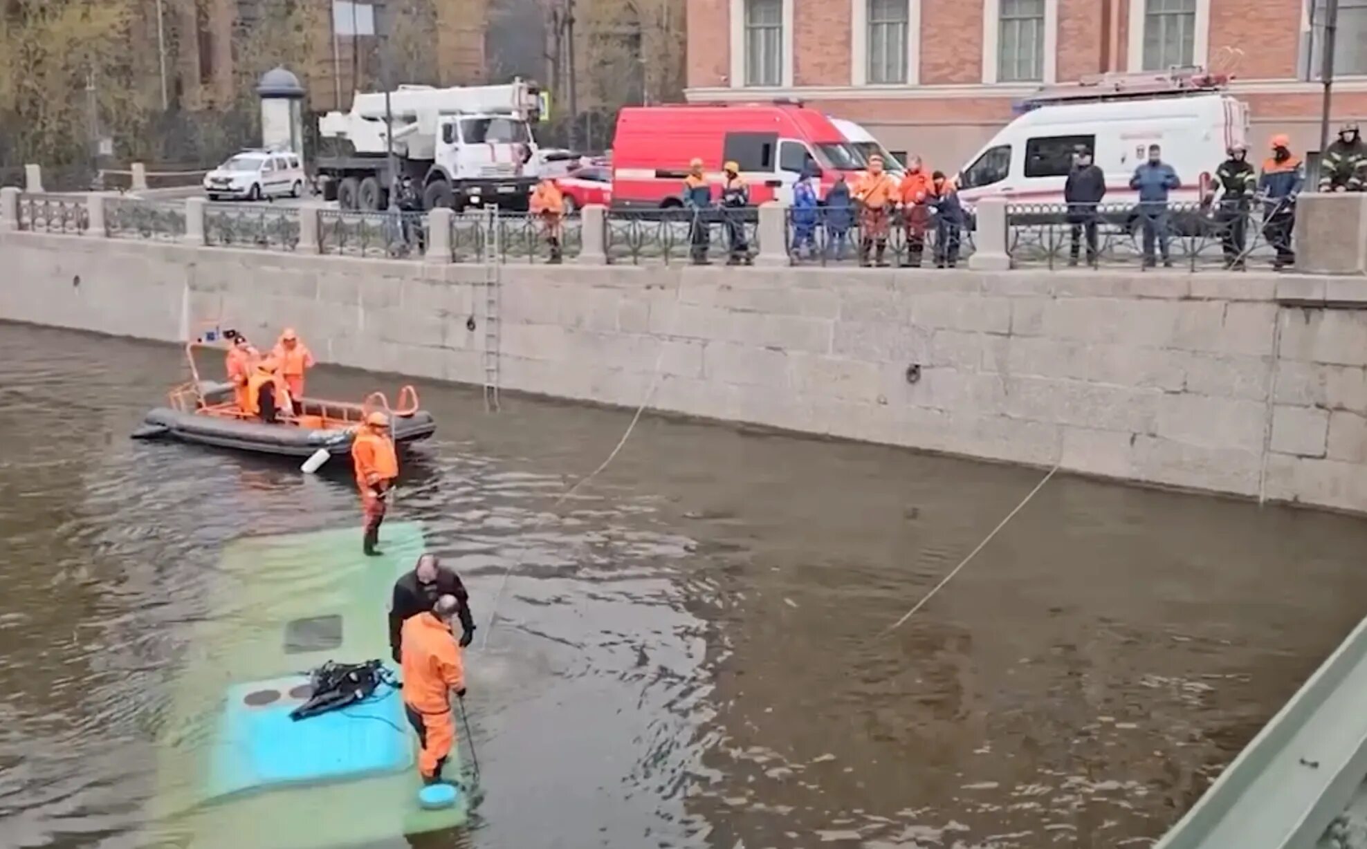 Автобуса упавшего в реку мойку. Автобуса упавшего в реку мойку