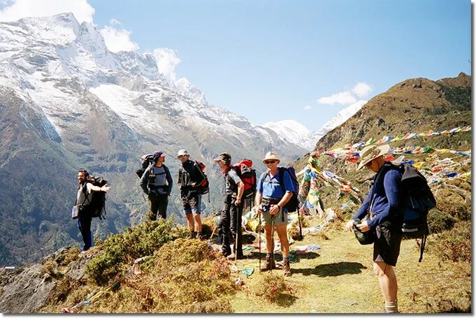 В группе туристов 60 человек. Туристы в горах. Треккинг в горах. Горный туризм в мире. Непал туризм.