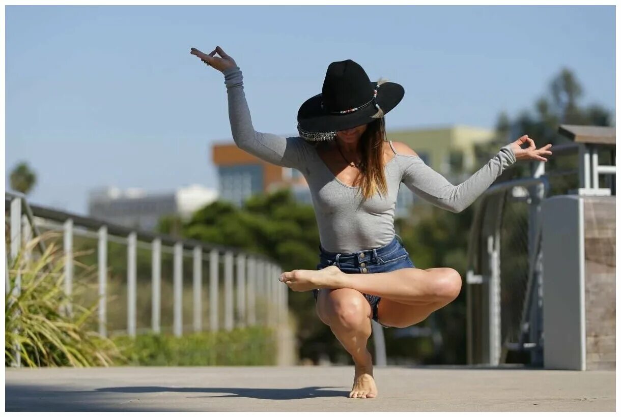 девушка на шпагате. короткая юбка. удачные кадры. танец выпускниц. юбка развевается на ветру.