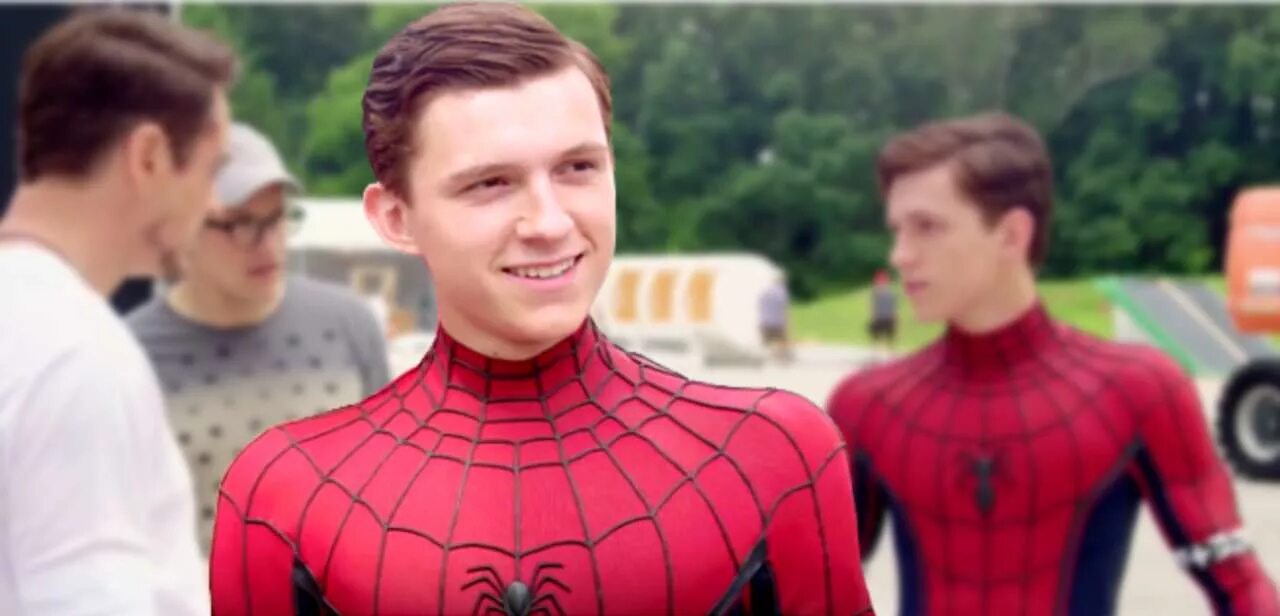 Питер паркер том холланд в маске. Как том стал человеком пауком. Тоби магуайр человек паук. Tom holland spiderman. Эндрю гарфилд человек паук 2022.