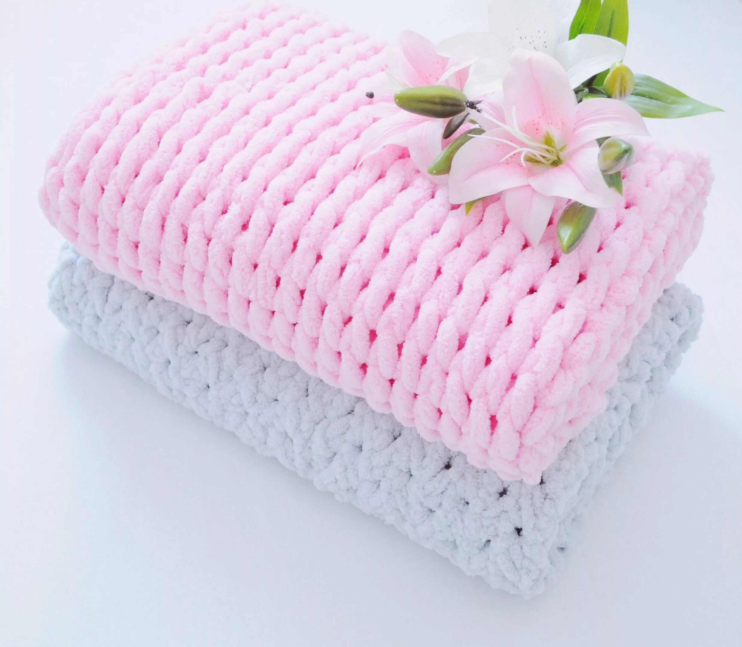 Бортики ализе пуффи. Ализе пуффи плед детский. Ализе пуффи для новорожденных. Ализе пуф плетенка плед. Одеяло из ализе пуффи для новорожденного.