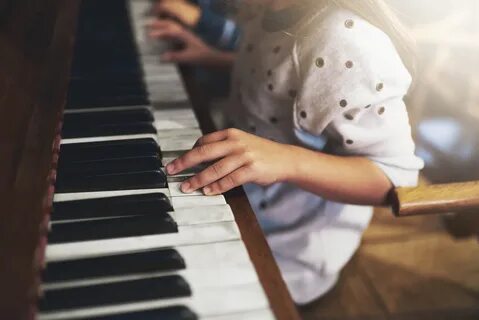Играет на пианино картинка