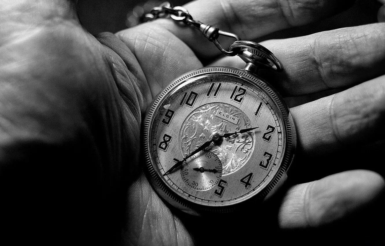 Время вернись остановись. Карманные часы в руке. Часы черно белые. Красивые высказывания о времени. Часы на цепочке.