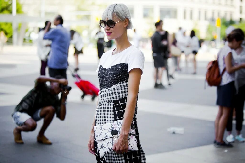 Девушка в красном стритстайл. Стритстайл 2023. Стрит стайл фотосессия. Летняя одежда для парней. Style use.