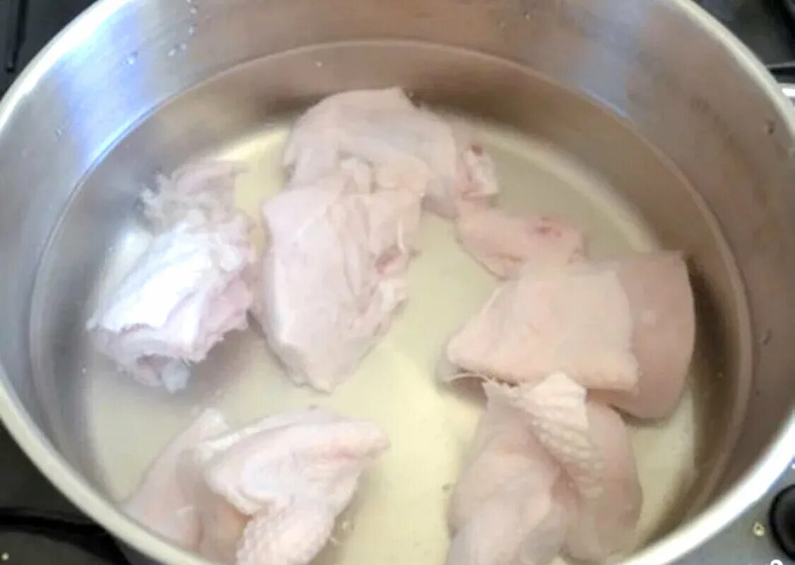Курица кусочками в кастрюле. Бульон с курицей. Курица в кастрюле. Вареная курица в кастрюле. Куры отварные кусочками.