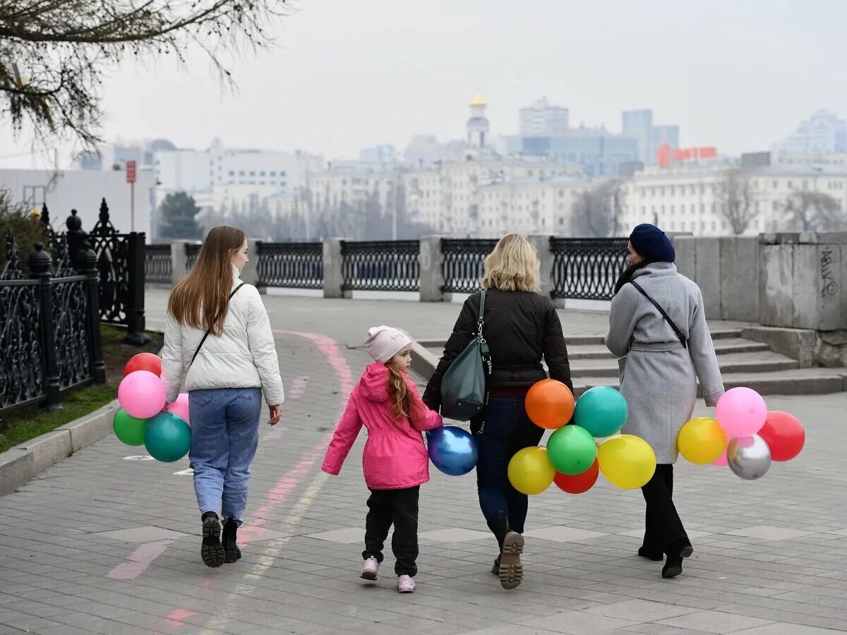 Празднование дня Победы. Празднование 1 мая. 1 Мая в России. 1 Мая праздник.