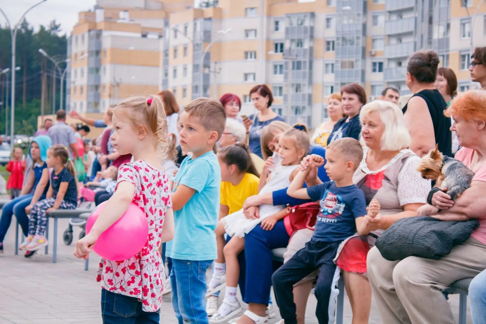 спортивные развлечения. развлекательные новогодние игры на улице зимой. игровые эстафеты для детей на улице. развлекательные игры для детей. праздник на улице.