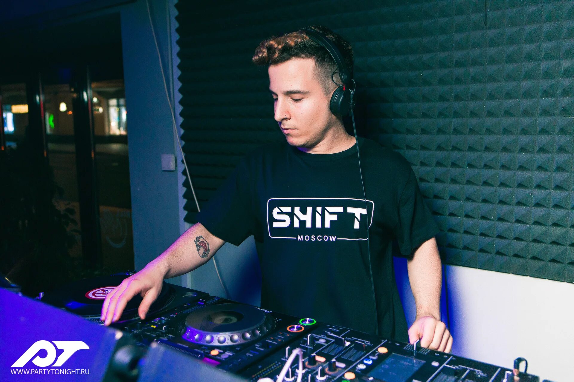 Дмитрий смирнов диджей. Tiesto украина. Дж тиесто пульт. Диджей лета. Диджей в профиль.