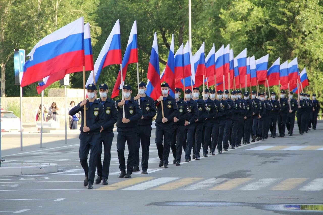 Организация великая россия. Русские войска с флагом России. Подъем флага РФ В армии. Флаг российский. Поднятие флага.