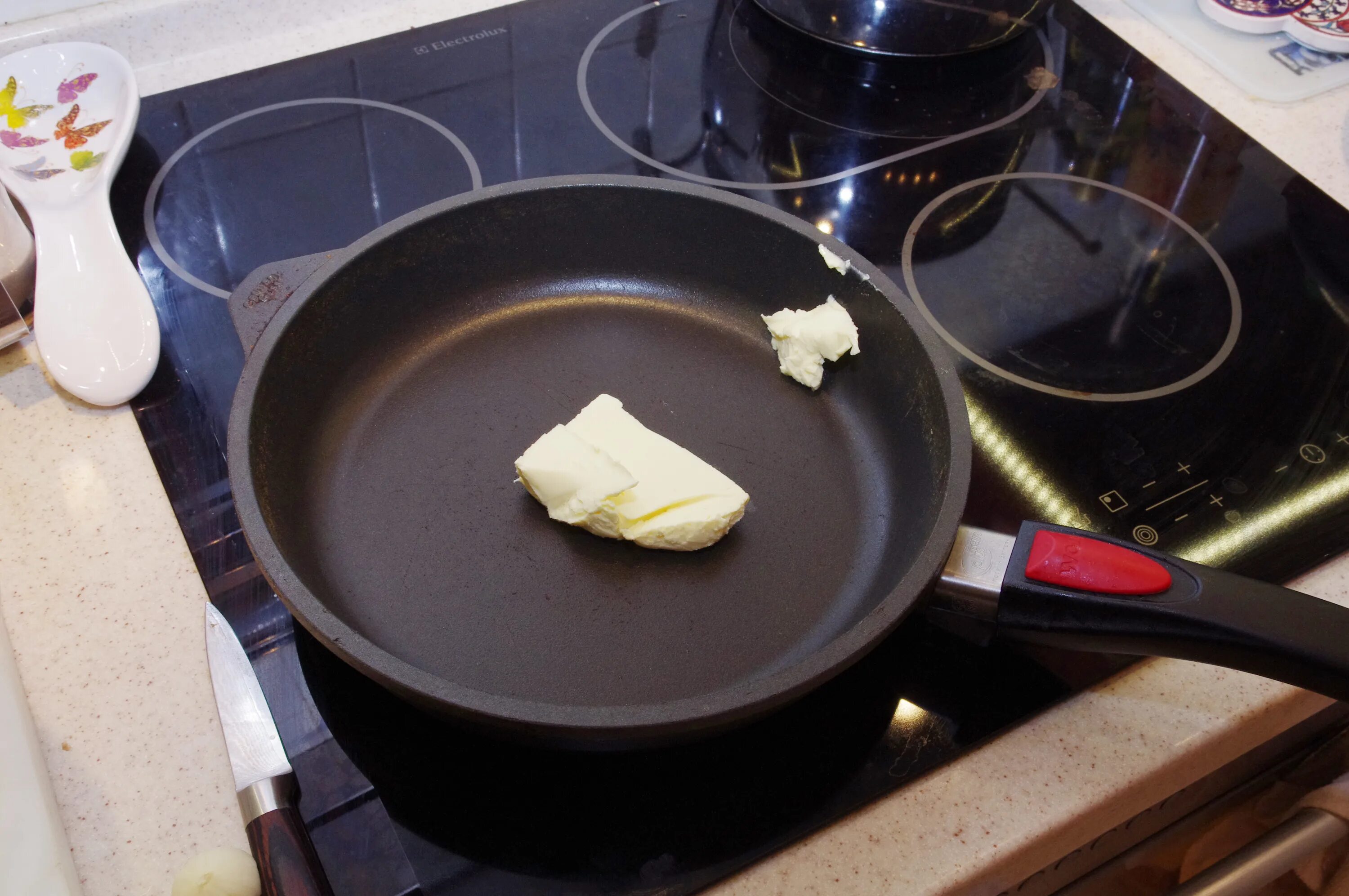 Жарим на топленом масле. Кастрюля для жарки в масле. Топленое масло для жарки. Жарка на топленом масле. Жарят ли на топленом масле.