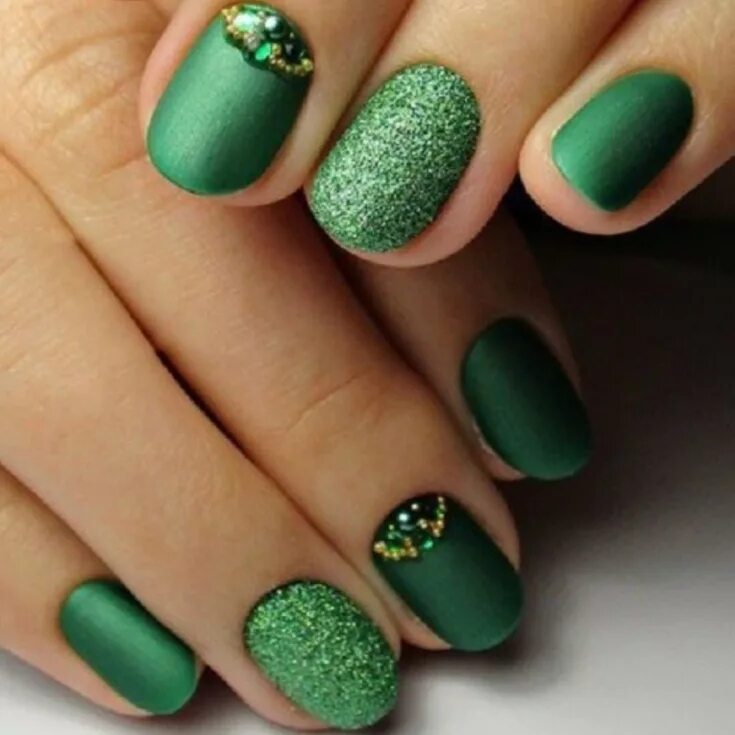 ногти 2023 зеленый цвет. маникюр изумрудного цвета. зеленый маник 2022. маникюр изумрудного цвета. дизайн ногтей зеленый.