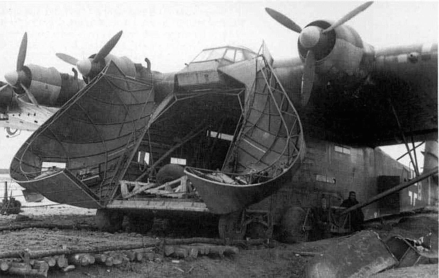 Самый большой мировой. Messerschmitt me.323 Gigant. Мессершмитт ме 323 гигант. Мессершмитт me.323 «гигант». Транспортный самолет Messerschmitt me-323 Gigant.