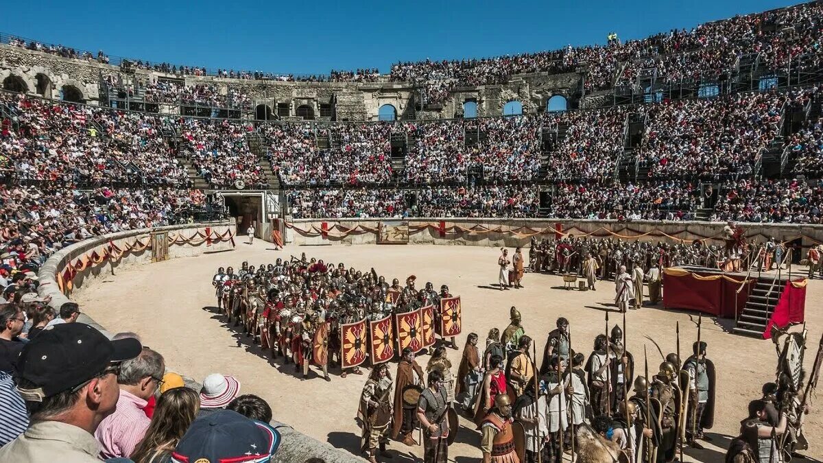 Coliseum турниры. Колизей в древнем Риме гладиаторские бои. Древний Рим Арена гладиаторов. Гладиаторы в амфитеатре. Колизей Арена бои Рим.