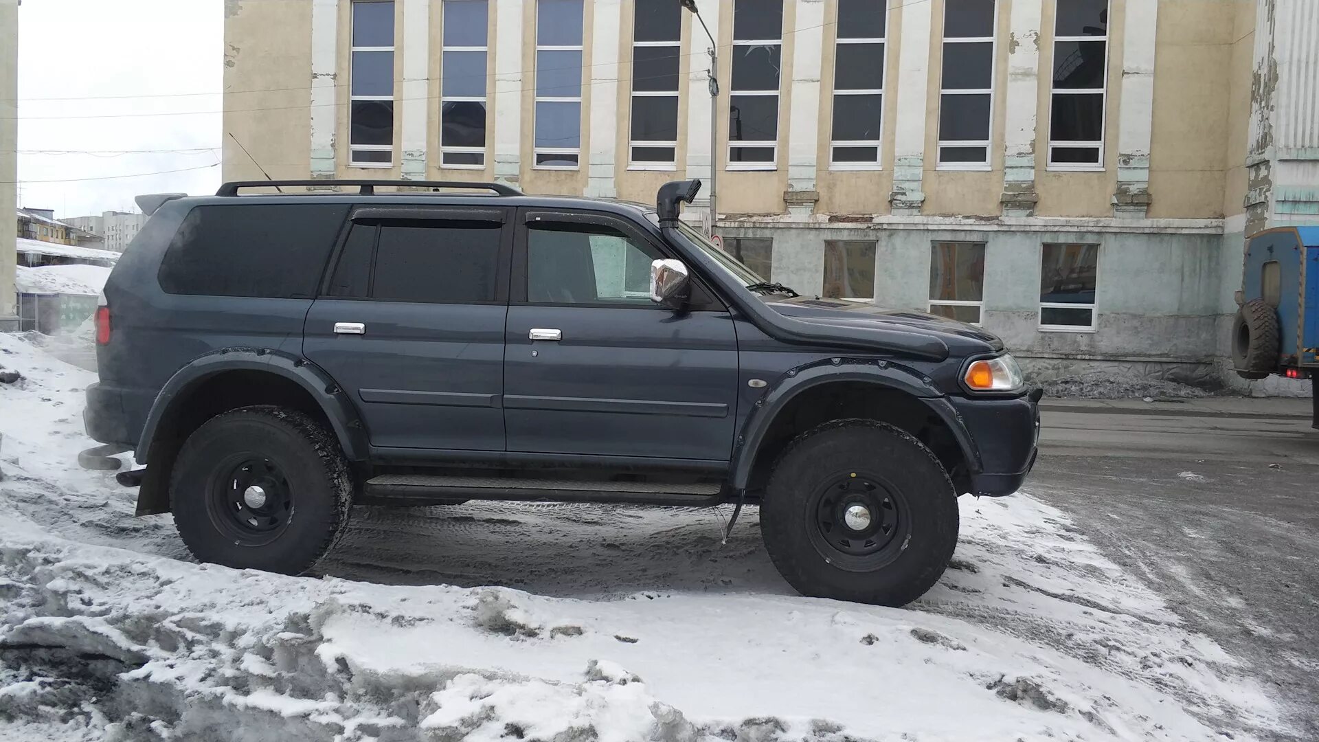 Расширители арок митсубиси паджеро спорт 1. Расширители паджеро спорт 1. Mitsubishi montero sport 33 колеса. Арки монтеро спорт. Mitsubishi pajero sport 1 расширители арок.