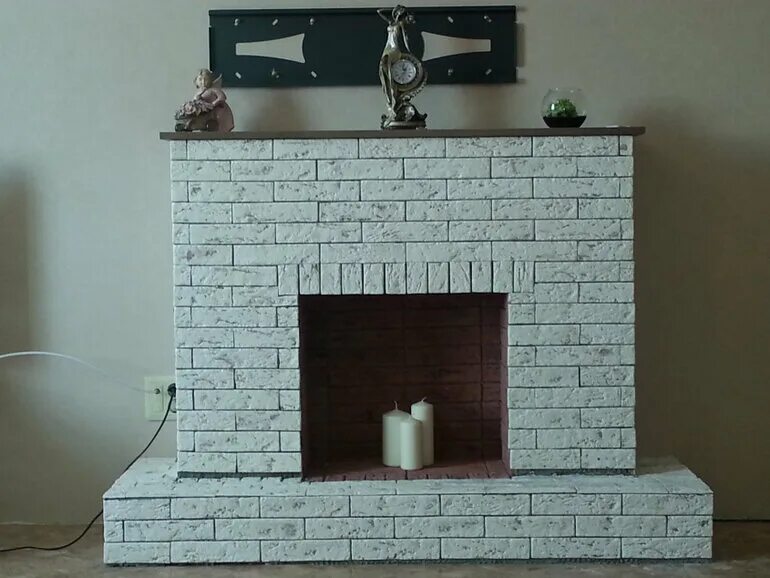 камин из гипсовых кирпичиков. имитация камина. камин декоративный из кирпичиков. имитация кирпича на камине. камин из декоративного кирпича белого.