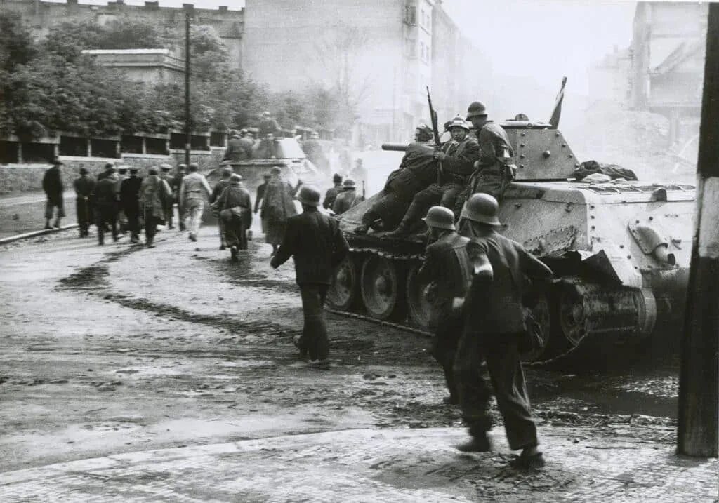 Операция в чехии. Освобождение праги 1945 роа. т-34 роа. пражская операция 1945. освобождение чехословакии в 1945.