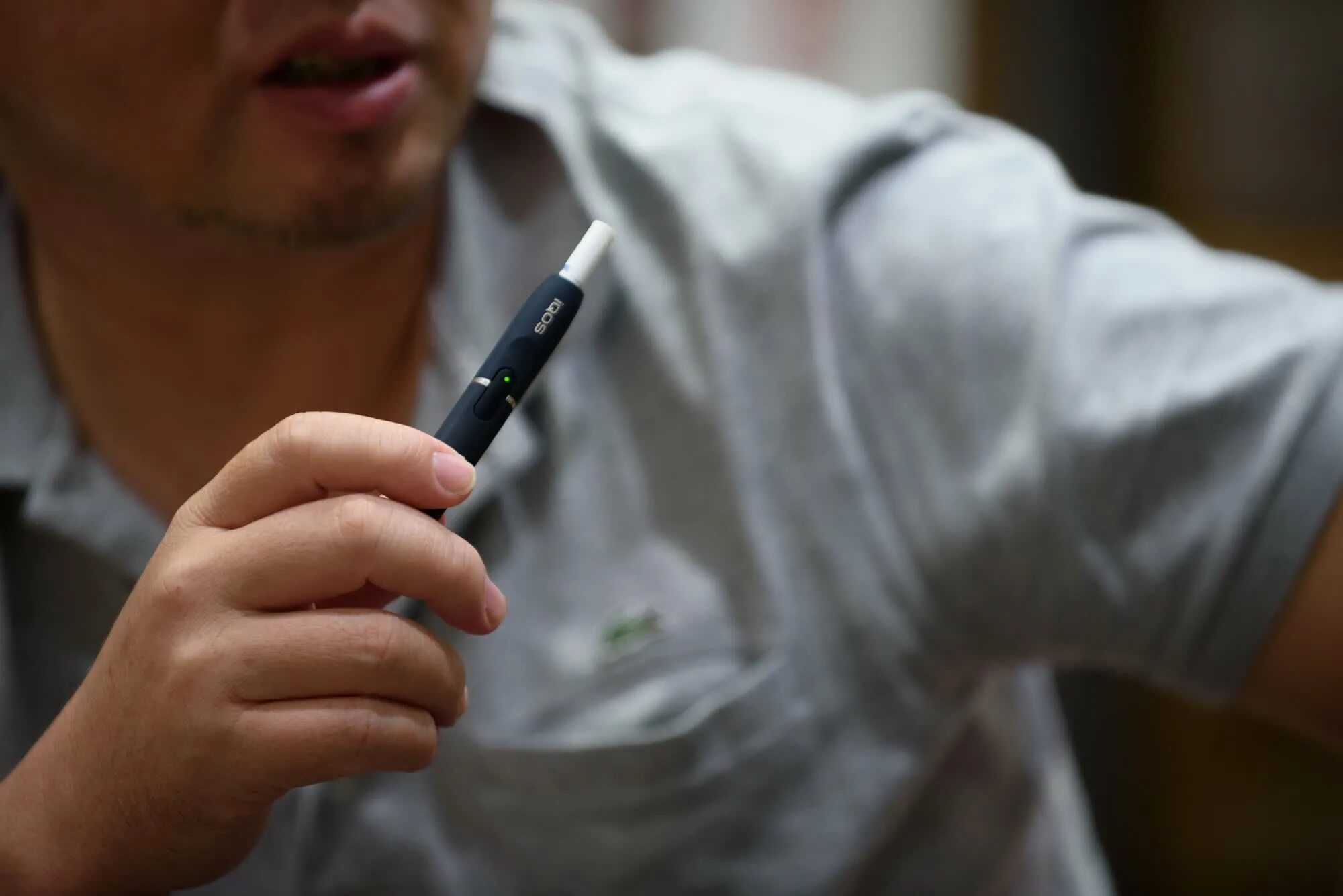 Улечу курю айкос из твоих. Курильщик айкос. сигареты айкос курение. philip morris iqos. человек с iqos.