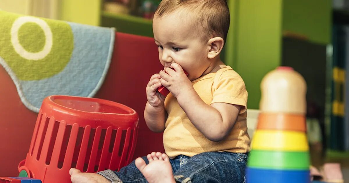 Малышам мелкие предметы. Цветы для детей. Ребенок вдохнул. Насморк у ребенка. Ребенок срыгивает.