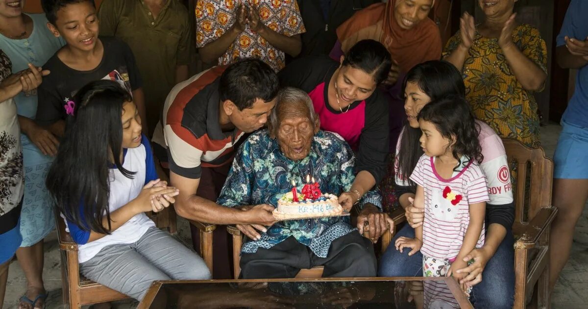 Сапарман Содимеджо долгожитель. Долгожитель 146 лет индонезийский. Eldest human