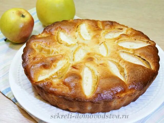 Шарлотка пышная с яблоками со сметаной