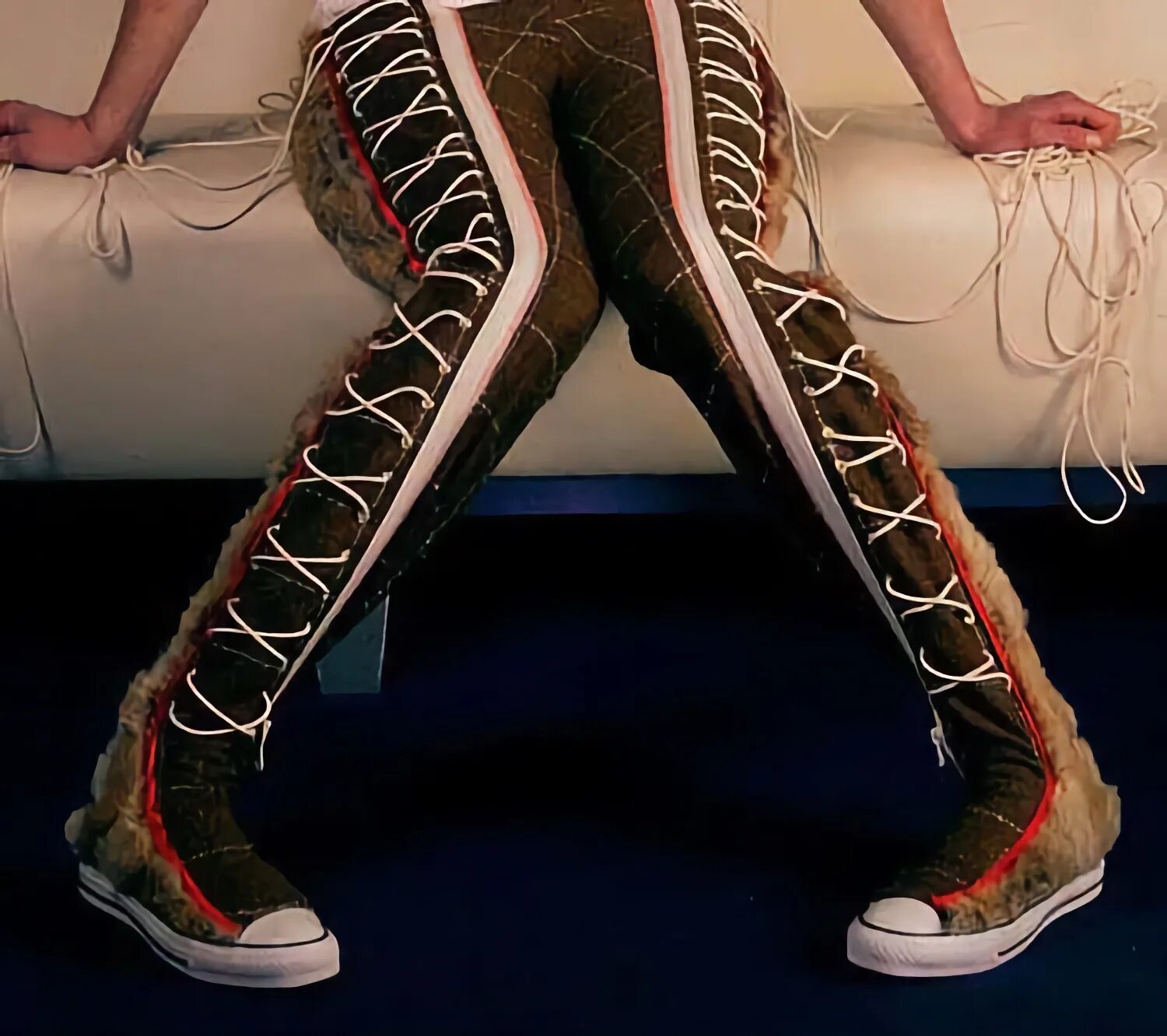 Джоггеры с зимними ботинками. Спортивные штаны с высокими ботинками. Широкие штаны с берцами. Брюки галифе женские. Спортивные брюки галифе.