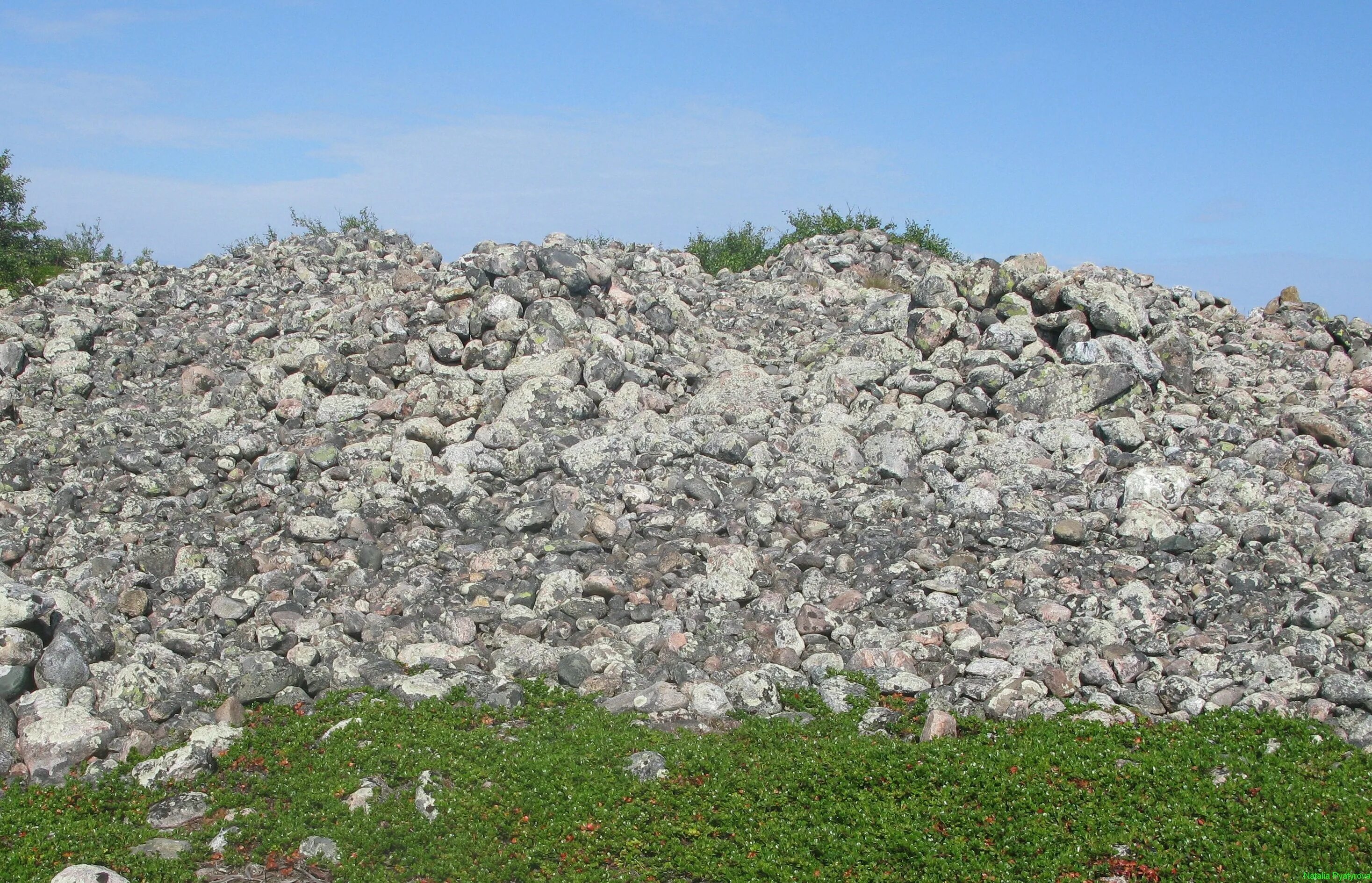 кемский каменный карьер. куча песка. курган земляная насыпь. альпийская горка с габионами. биомат бт-со/100 укладка.